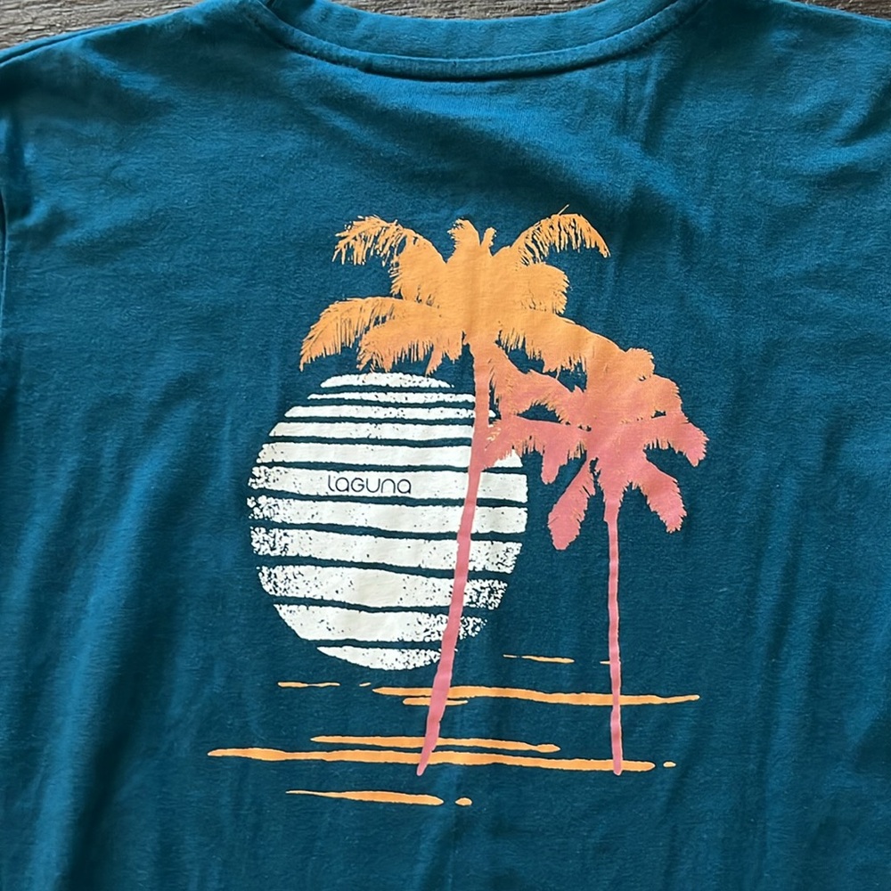 ๐ Two Laguna tees ๐ - tropical theme menโs size small - great condition - Picture 9 of 10